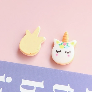 Detailansicht der Einhorn-Harz-Anhänger mit flacher Rückseite für DIY-Handwerk