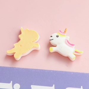 Nahaufnahme süßer Einhorn-Harz-Anhänger für DIY-Haarschmuck und Bastelarbeiten