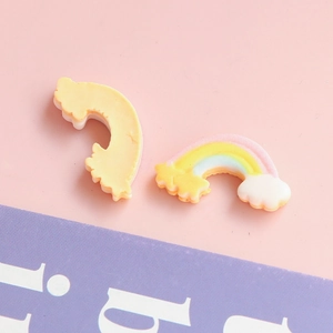 Makroaufnahme von Regenbogen-Resin-Anhängern in Pastellfarben für DIY-Schmuck und Haarschmuck