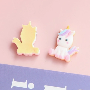 Detailansicht niedlicher Einhorn-Harzanhänger mit bunter Mähne für DIY-Schmuck und Basteln