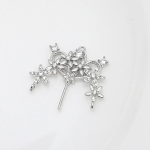 Λεπτομερής όψη ασημένιας βάσης στέμματος με ζιργκόν και άνοιγμα σε σχήμα καρδιάς