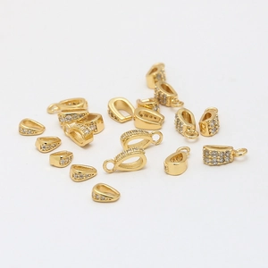 Détail des bélières de pendentif en laiton plaqué or avec sertissage de zircons