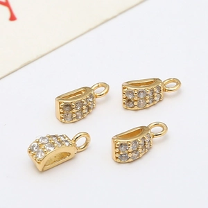 Détail macro de 4 bélières dorées avec micro-pavé de zircone pour création de bijoux