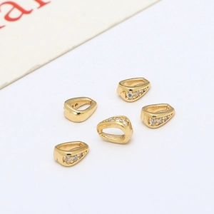Vue macro des attaches de pendentif plaquées or avec zircons pour la création de bijoux