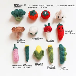 Makro-Anzeige von 13 handgefertigten Wollfilz-Gemüseanhängern mit Größenangaben auf Weiß