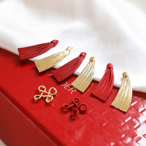 Pendentifs nœuds chinois traditionnels et glands pour bijoux DIY sur fond rouge et blanc
