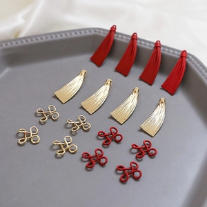 Détail des glands en soie rouge et noeuds chinois dorés pour accessoires bijoux DIY