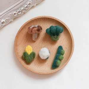 Süße handgemachte Wollfilz-Gemüsefiguren wie Brokkoli und Mais für DIY-Bastelarbeiten