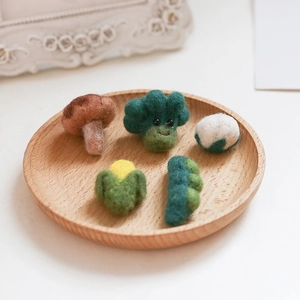Handgefertigtes Set aus Filzgemüse mit Pilzen und Brokkoli für DIY-Bastelarbeiten und Zubehör