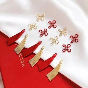 Vue détaillée de pendentifs nœuds chinois et pompons en alliage pour création de bijoux