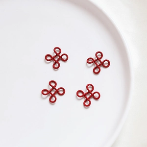 Détail de breloques nœuds chinois rouges mats pour accessoires de boucles d'oreilles