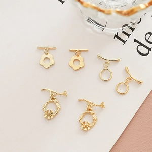 Detaillierte Nahaufnahme von drei 14k/18k vergoldeten OT-Knebelverschlüssen für Schmuckdesign