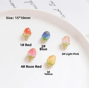 Makroaufnahme von 15x10mm Harzrosenknospen-Anhängern in fünf Farben für DIY-Ohrringe