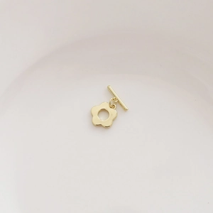 Makroaufnahme des 14k vergoldeten OT-Knebelverschlusses in Blumenform für DIY-Schmuck