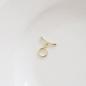 Detaillierte Nahaufnahme von 14K vergoldetem OT-Knebelverschluss für DIY-Schmucksets