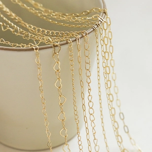 Dettaglio di catene a cuore e ovali in oro 14k per accessori di gioielleria fai da te