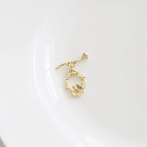 Makroaufnahme von 14k vergoldetem Blumen Knebelverschluss für DIY Halsketten und Armband