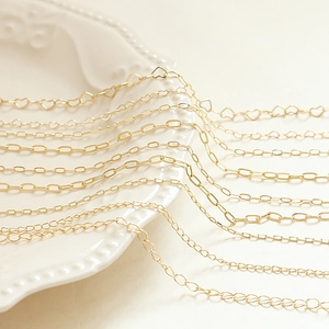 Selezione di catene sbalzate in oro 14k per creazione di gioielli fai-da-te su piatto