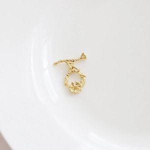 Detail eines 14K vergoldeten OT-Knebelverschlusses mit Blumenmuster für DIY-Schmuckherstellung