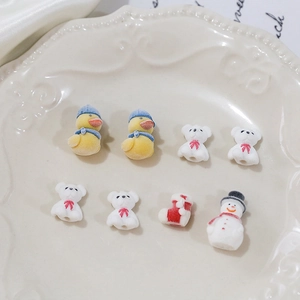 Gros plan de charmantes figurines de Noël floquées avec canard, ours et bonhomme de neige
