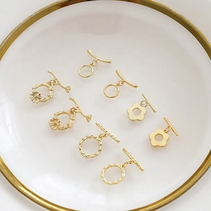 14K vergoldete OT-Knebelverschlüsse in minimalistischen, gedrehten und floralen Designs
