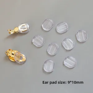 Détail de clip d'oreille doré en forme de D avec coussinets en silicone transparent 9x10mm