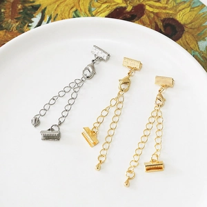 Détail macro de serre-cordons en or 18k et argent avec fermoirs mousquetons DIY