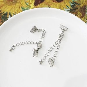 Détail des embouts à serrer et fermoirs mousquetons argentés pour la création de bijoux