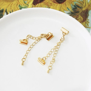 Détail de fermoirs à griffes dorés 18 carats avec mousquetons pour création de bijoux DIY