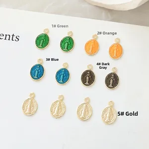 Detailansicht ovaler Emaille-Anhänger der Jungfrau Maria in fünf Farben für DIY-Schmuck
