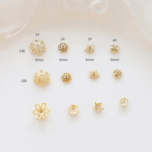 Detalle de cuentas espaciadoras y capuchones florales de oro de 14K y 18K para joyas DIY
