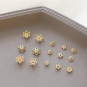 Vista macro de capuchones de cuentas florales bañado en oro 14k y separadores DIY