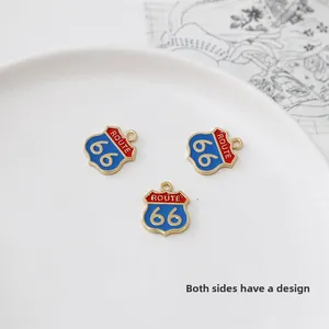 Λεπτομερής όψη των μενταγιόν Route 66 σε κόκκινο και μπλε σμάλτο σε λευκό κεραμικό δίσκο