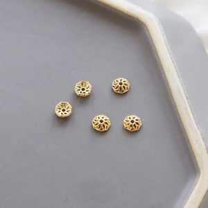 Vista macro de cuentas espaciadoras huecas de oro de 14k para la creación de joyas DIY