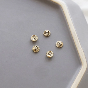 Macro de capuchones de flores caladas en oro de 14k para creación de joyería