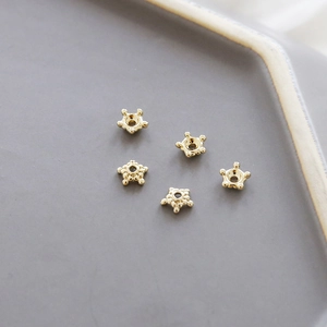 Vista macro de capuchones de estrella de cinco puntas en oro de 14k para joyería DIY