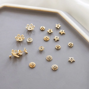 Varias cubiertas de cuentas de flores bañadas en oro de 14k para joyería DIY en bandeja gris