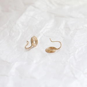 Boucles d'oreilles clips spirales minimalistes dorées pour oreilles non percées fait main