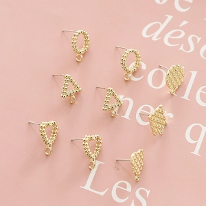 Gouden geometrische DIY oorknopjes met hart- en cirkelvormen voor sieraden maken