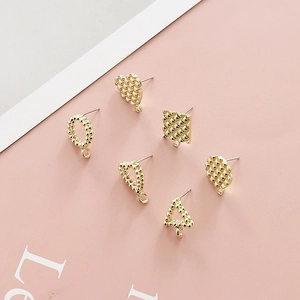 Gouden getextureerde geometrische oorknopjes met ringen voor DIY sieraden maken