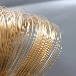 Makroaufnahme von 14k goldgefülltem Kupferdraht für DIY-Schmuck und Bastelarbeiten