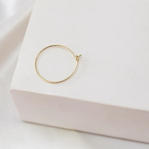 Créoles rondes minimalistes plaquées or 14 carats avec design à texture spirale