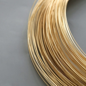 Makroaufnahme von biegsamen 14k goldgefüllten Kupferdrahtspulen für DIY-Schmuck