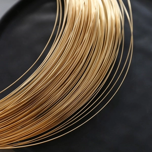 Detailansicht von flexiblem 14k vergoldetem Kupferdraht für DIY handgemachten Schmuck