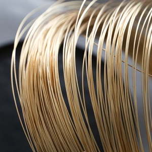 Makroaufnahme von 14k vergoldetem Kupferdraht für Schmuckherstellung und DIY