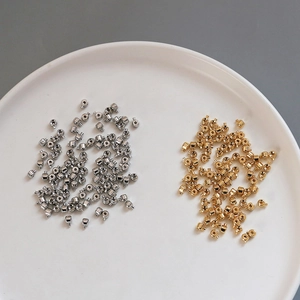 Détail macro de perles à écraser plaquées or 18 carats et argent pour bijoux DIY