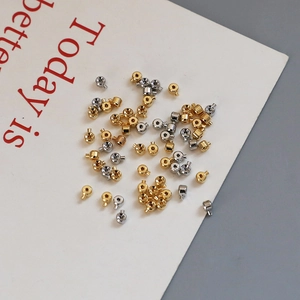 Vue macro de perles à écraser plaquées or 18k et argent avec anneaux pour bijoux DIY