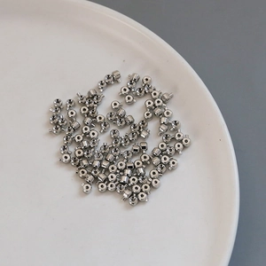 Gros plan de perles à écraser en métal argenté pour la fabrication de bijoux DIY
