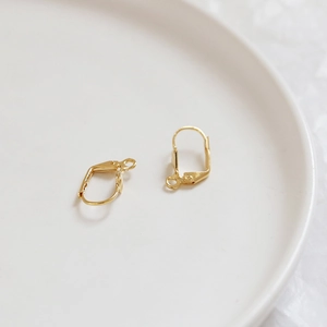 Paire de dormeuses dorées avec anneaux de fixation pour la création de bijoux DIY élégants