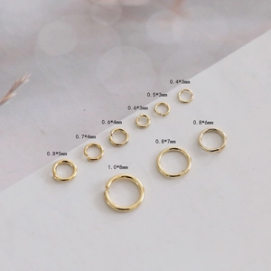 Vista dettagliata di varie misure di anellini aperti placcati oro 14k per gioielli DIY